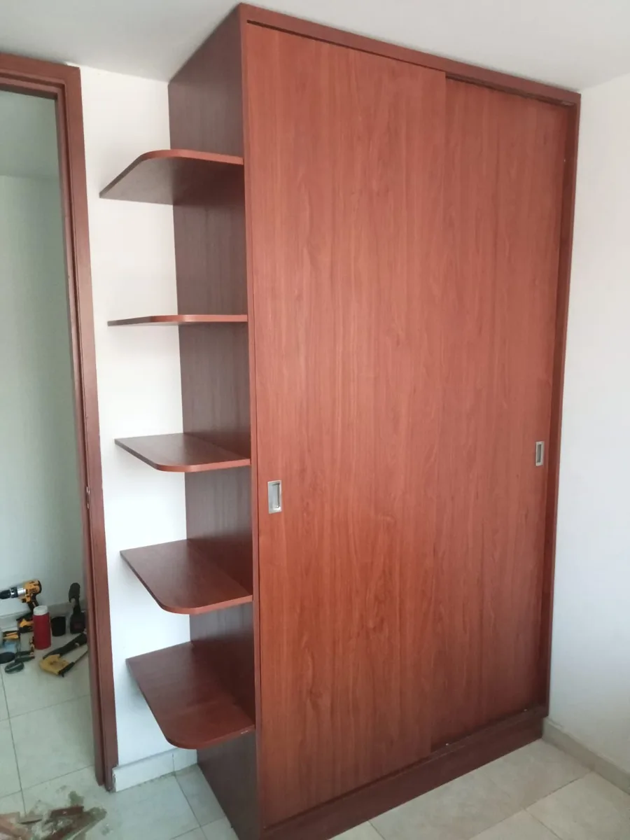 Closet con puertas corredizas y repisas hecho por J&H