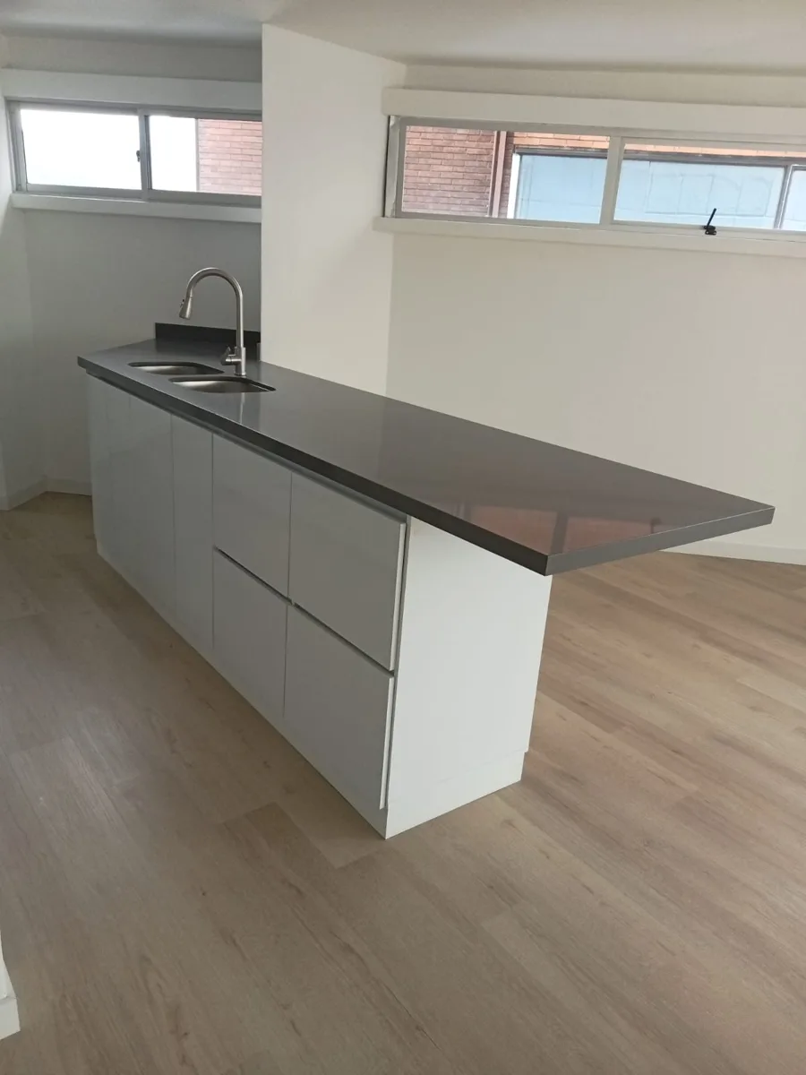 Cocina con barra hecha por J&H